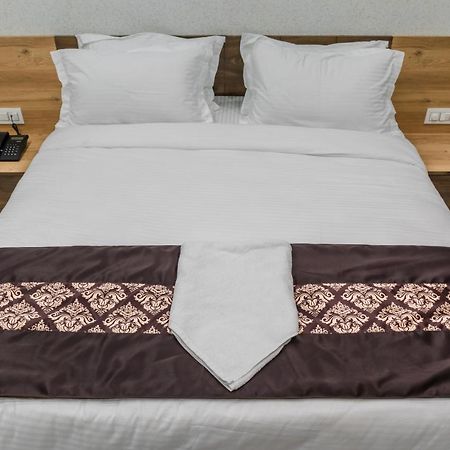 Meridian Hotel & Banquet Surat Zewnętrze zdjęcie
