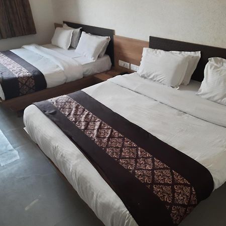 Meridian Hotel & Banquet Surat Zewnętrze zdjęcie