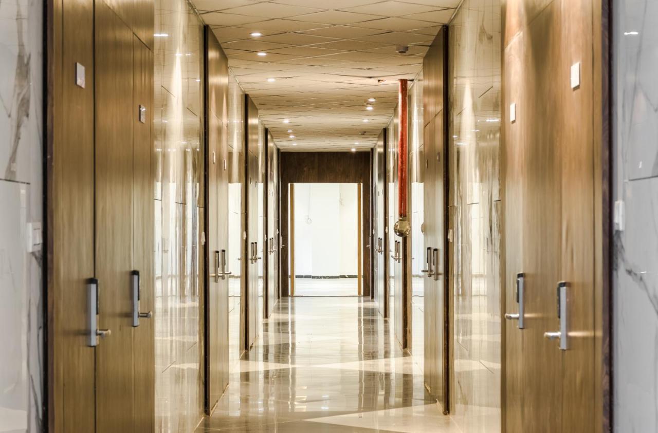 Meridian Hotel & Banquet Surat Zewnętrze zdjęcie