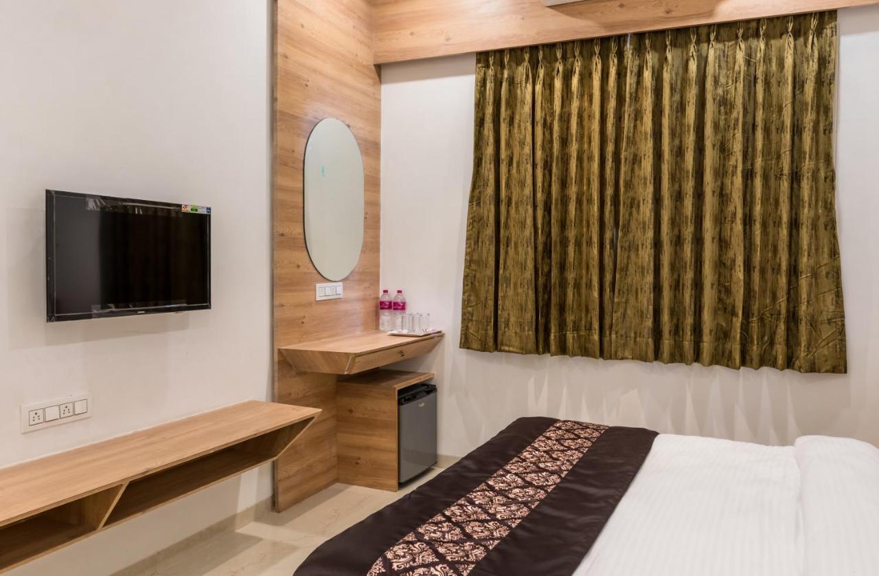 Meridian Hotel & Banquet Surat Zewnętrze zdjęcie
