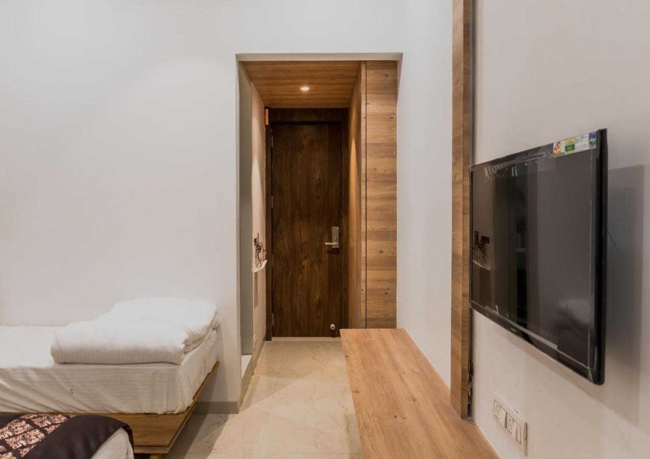 Meridian Hotel & Banquet Surat Zewnętrze zdjęcie
