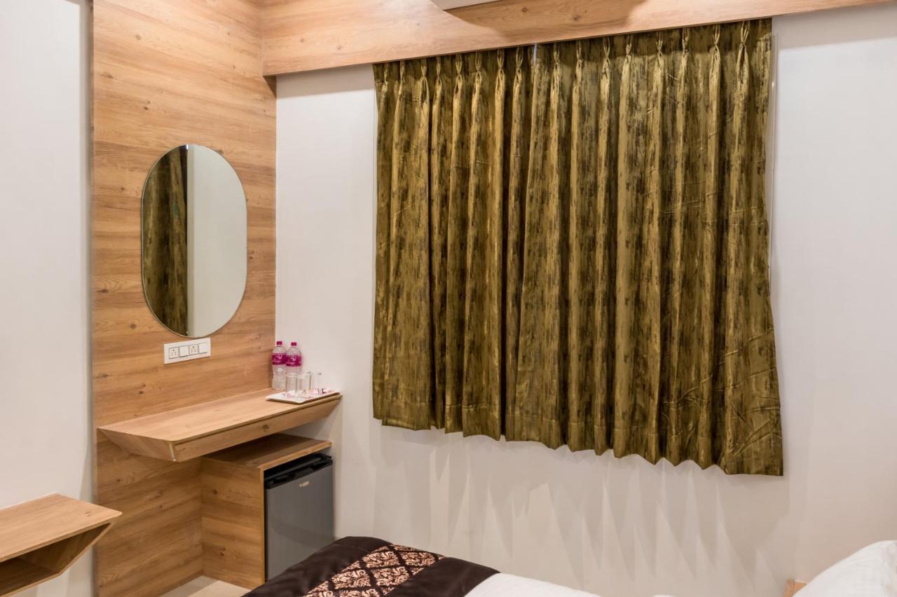 Meridian Hotel & Banquet Surat Zewnętrze zdjęcie
