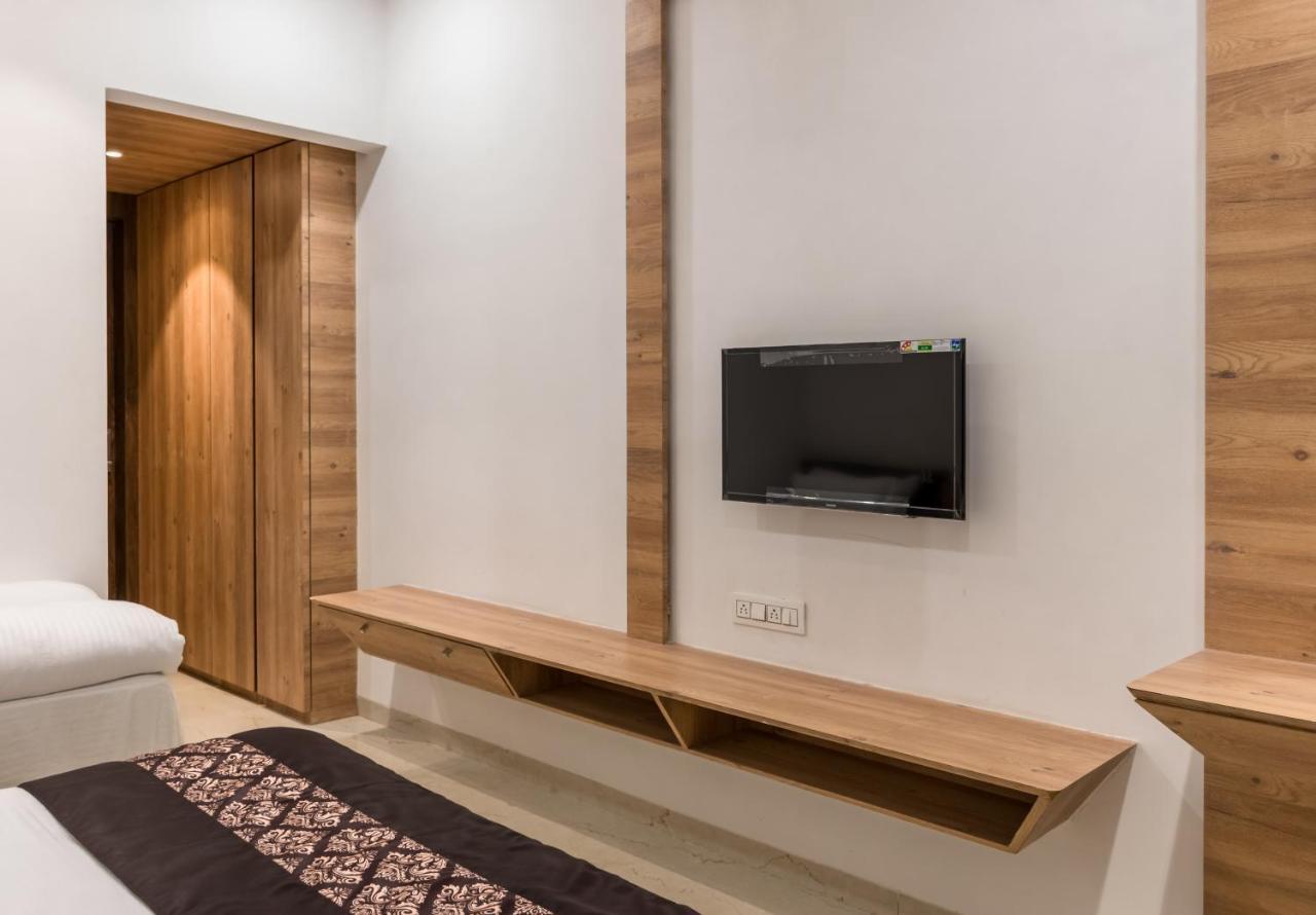 Meridian Hotel & Banquet Surat Zewnętrze zdjęcie