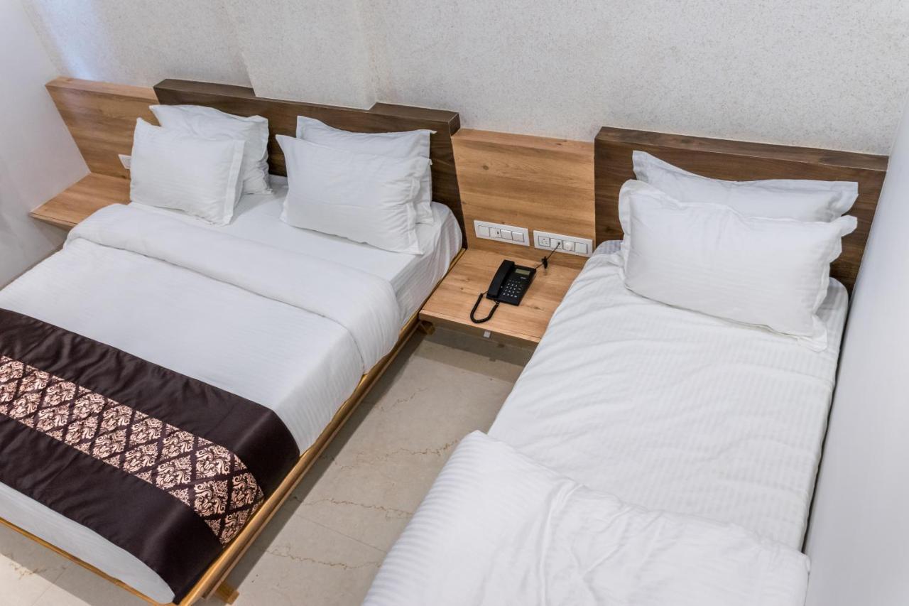 Meridian Hotel & Banquet Surat Zewnętrze zdjęcie