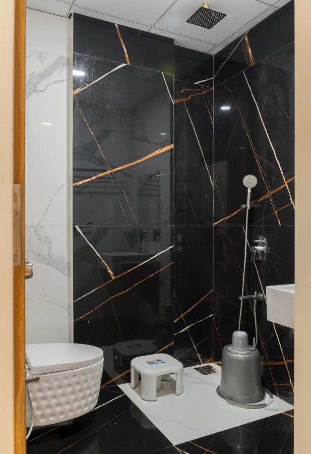 Meridian Hotel & Banquet Surat Zewnętrze zdjęcie