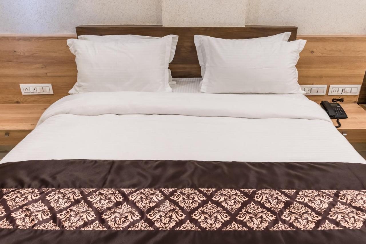 Meridian Hotel & Banquet Surat Zewnętrze zdjęcie