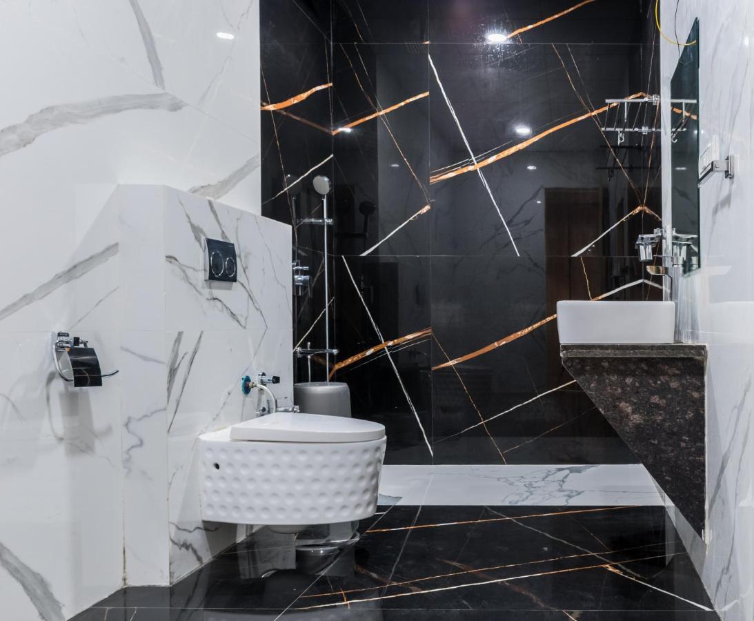 Meridian Hotel & Banquet Surat Zewnętrze zdjęcie