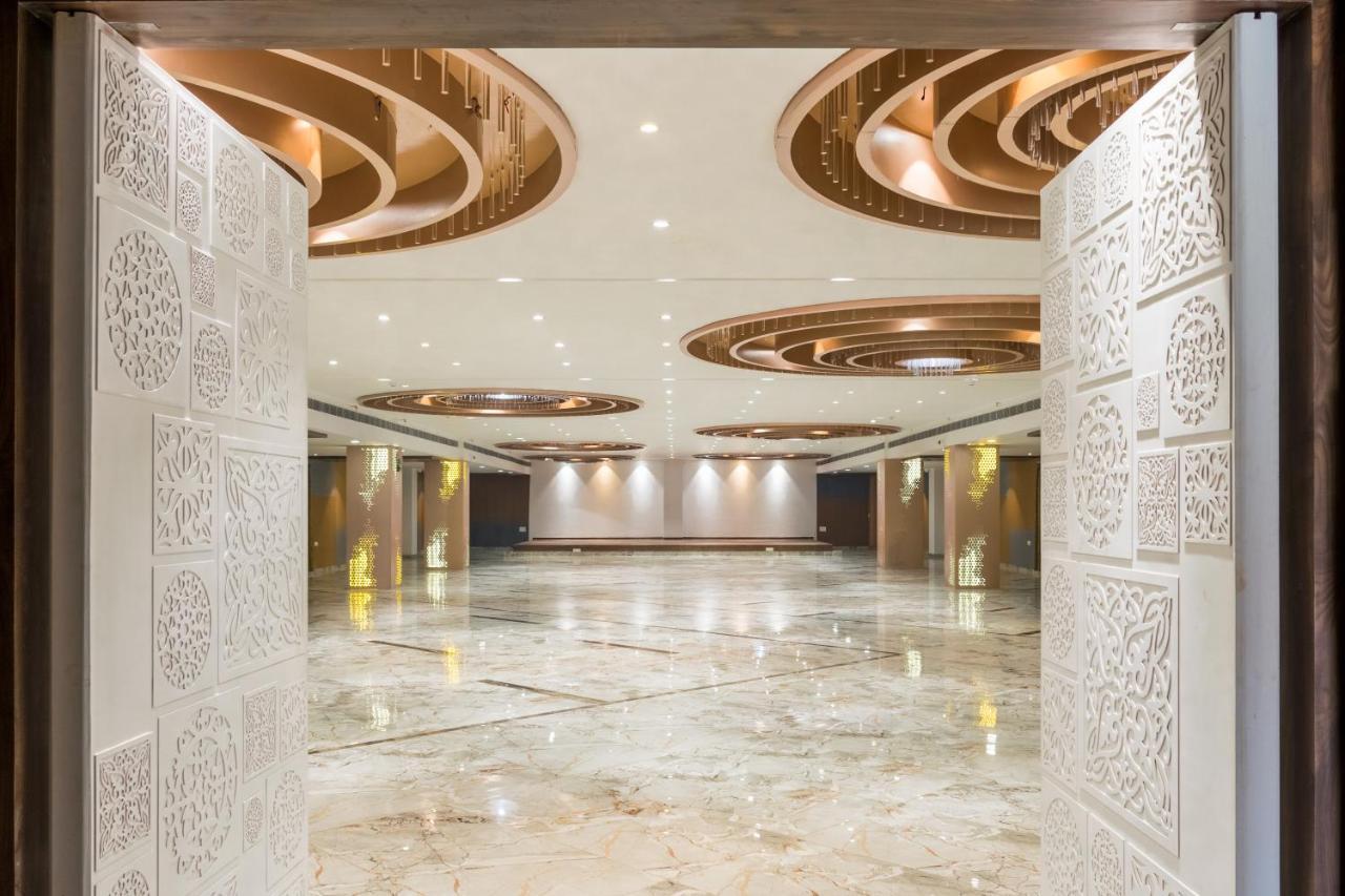 Meridian Hotel & Banquet Surat Zewnętrze zdjęcie