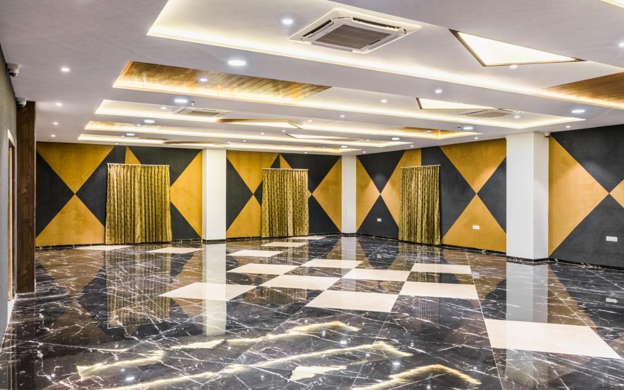 Meridian Hotel & Banquet Surat Zewnętrze zdjęcie