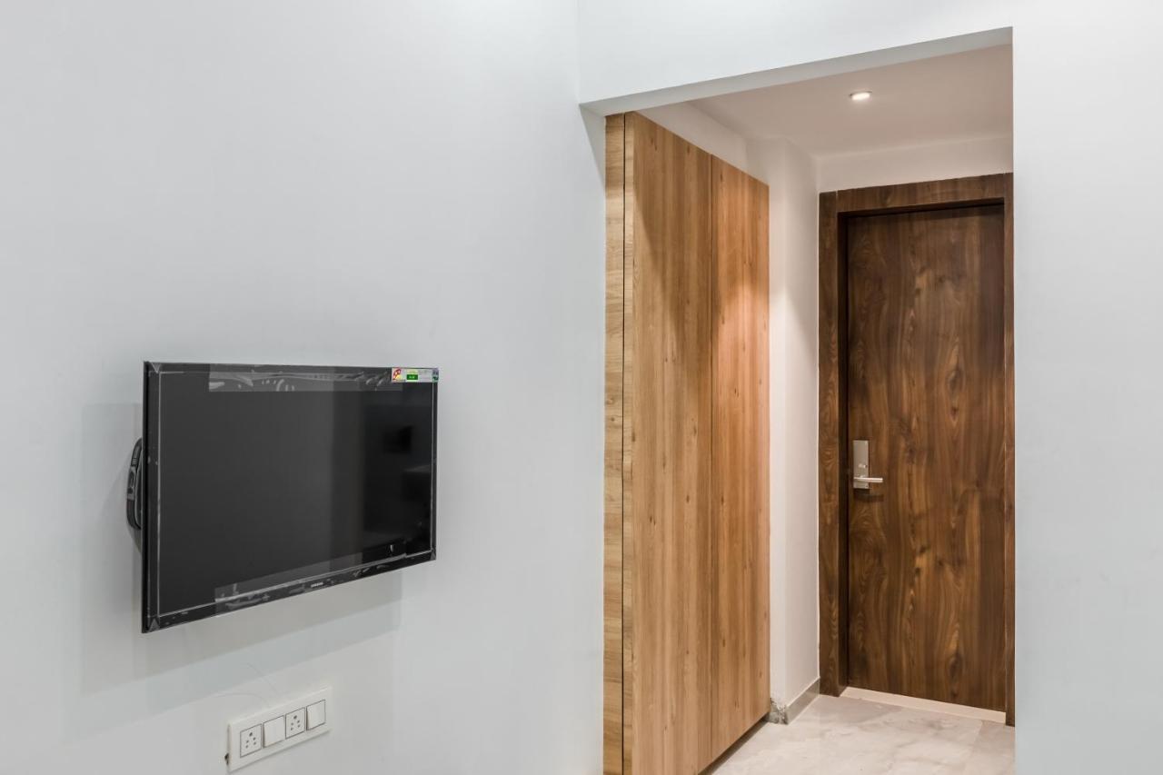 Meridian Hotel & Banquet Surat Zewnętrze zdjęcie
