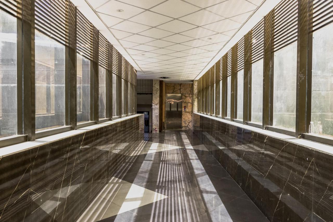 Meridian Hotel & Banquet Surat Zewnętrze zdjęcie
