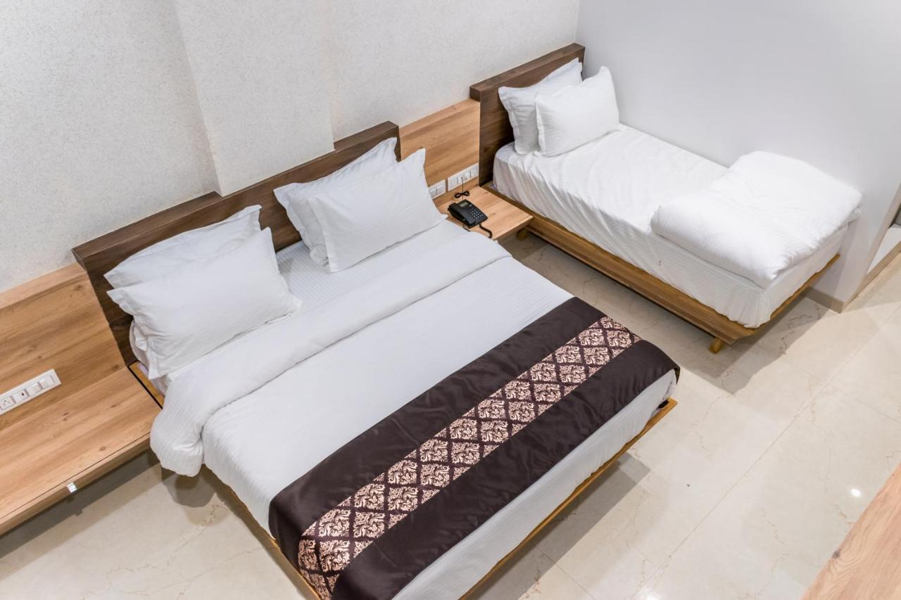Meridian Hotel & Banquet Surat Zewnętrze zdjęcie