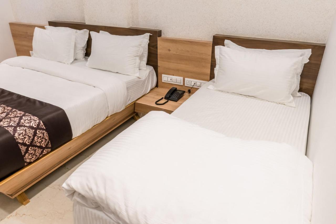 Meridian Hotel & Banquet Surat Zewnętrze zdjęcie