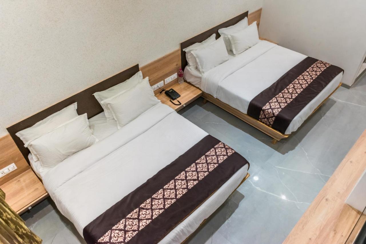 Meridian Hotel & Banquet Surat Zewnętrze zdjęcie