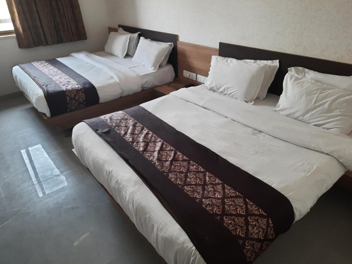 Meridian Hotel & Banquet Surat Zewnętrze zdjęcie