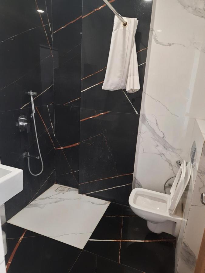 Meridian Hotel & Banquet Surat Zewnętrze zdjęcie